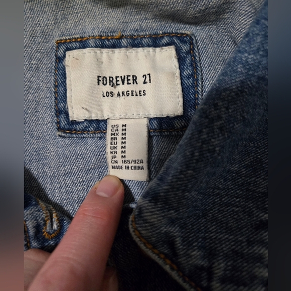 Forever 21 Jacket Womens Medium Blue Denim Crop Distressed Raw Frayed Hem - Picture 5 of 5